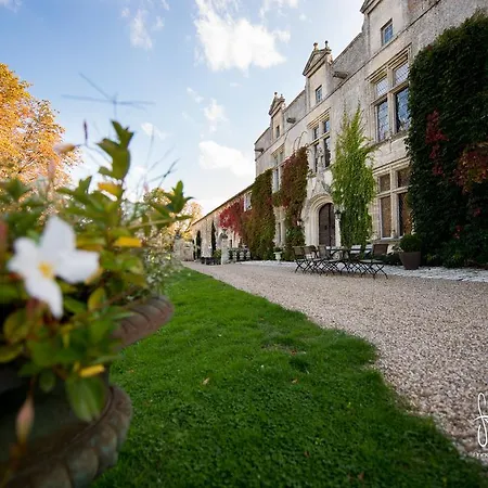 Konukevi Chateau De Maumont 4*